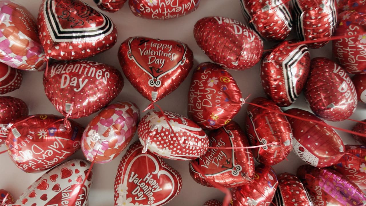 Cuando sea posible, mantén los globos metálicos adentro, bajo techo. Nunca sueltes globos metálicos al aire libre.