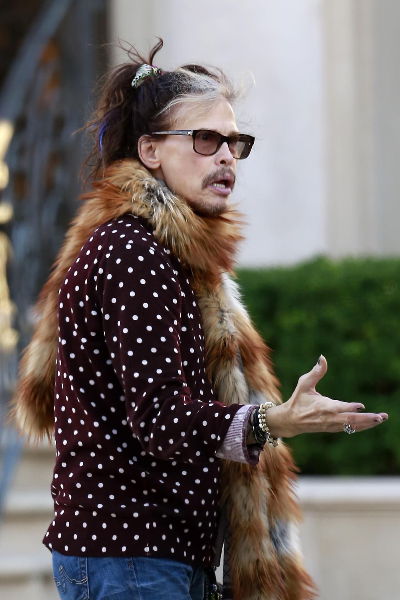 Este hombre siempre se ha caracterizado por ser súper excentrico y a sus 67 años sigue viviendo como todo un rockstar.