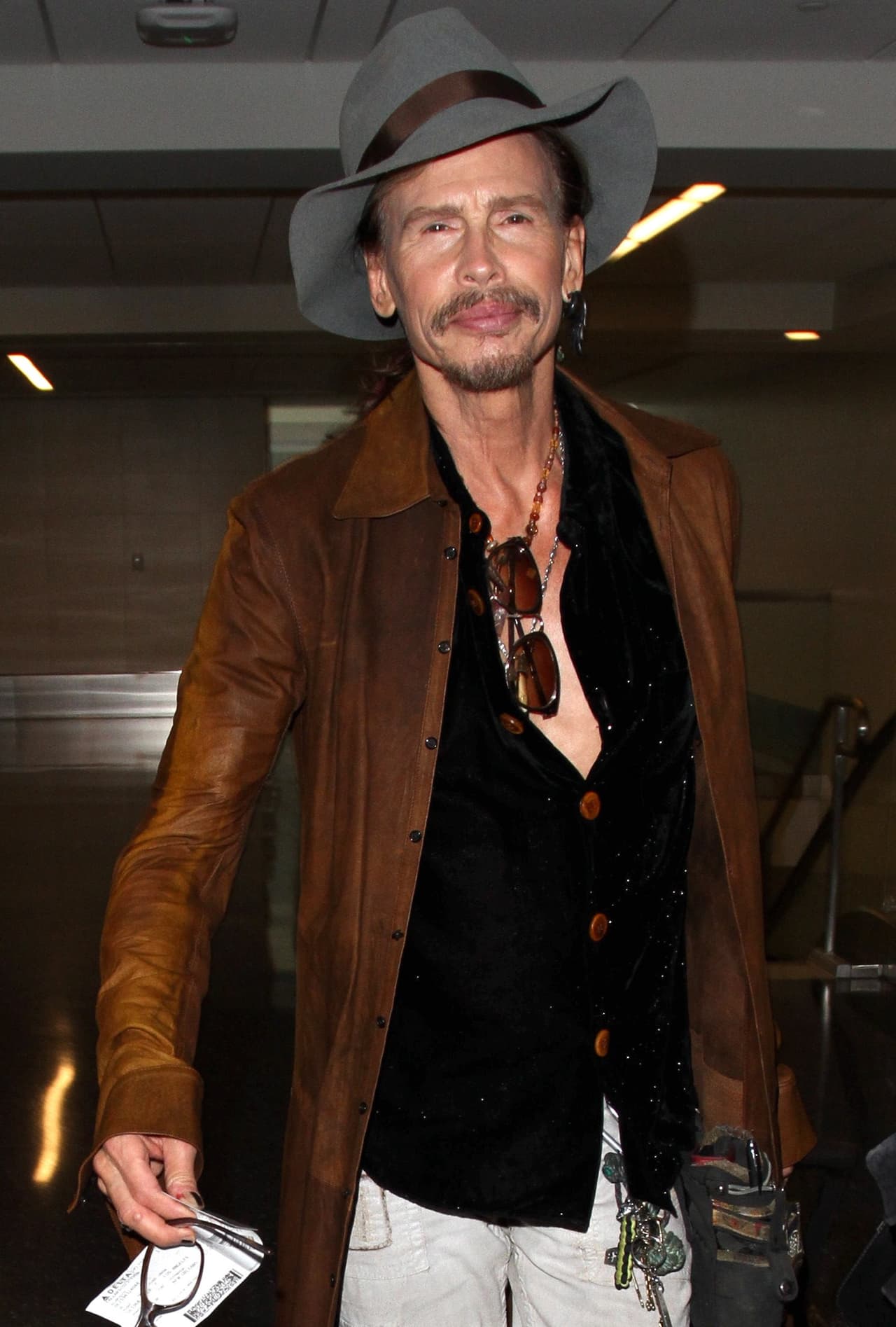 Es más, la cuestión sería si ella está lista para el estilo de vida de un roquero de hueso colorado como él.