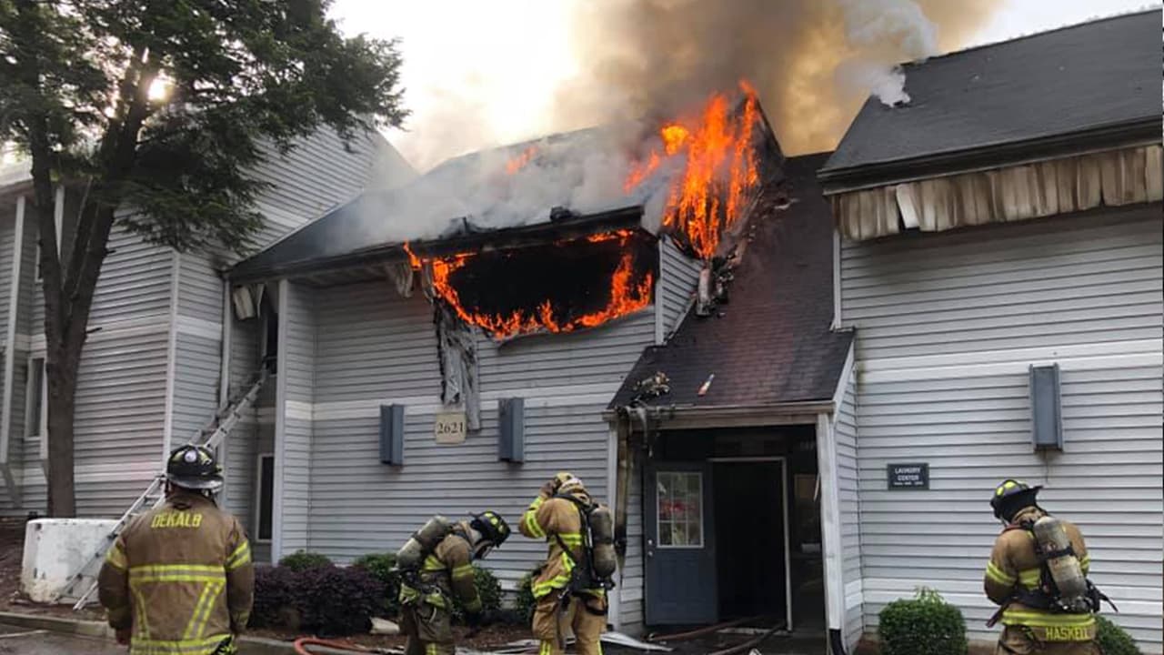 Cinco apartamentos del complejo habitacional Sierra Village ubicados en Oak Shadow Ln fueron destruidos por el fuego. En el hecho ninguna persona resultó lesionada.