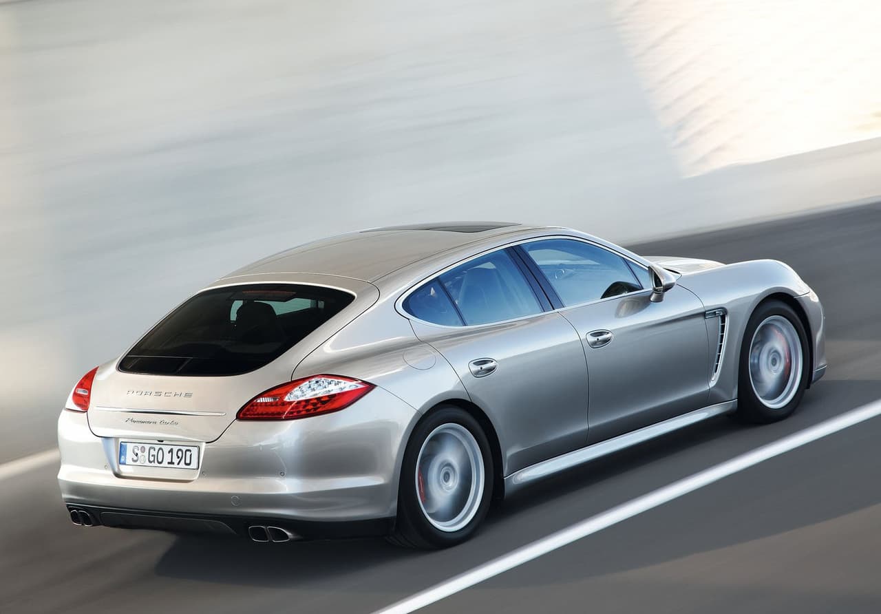 El 
<b>Porsche Panamera</b>, que vemos en estas imágenes como modelo 2010, cuenta con un motor DOHC V8 de 4.8 litros que desarrolla 400 caballos de fuerza, o bien una variante doble turbo que asciende a los 500 caballos de fuerza. Para ir de 0 a 62 mph requiere 5.2 o 4 segundos, según el tipo de motorización.