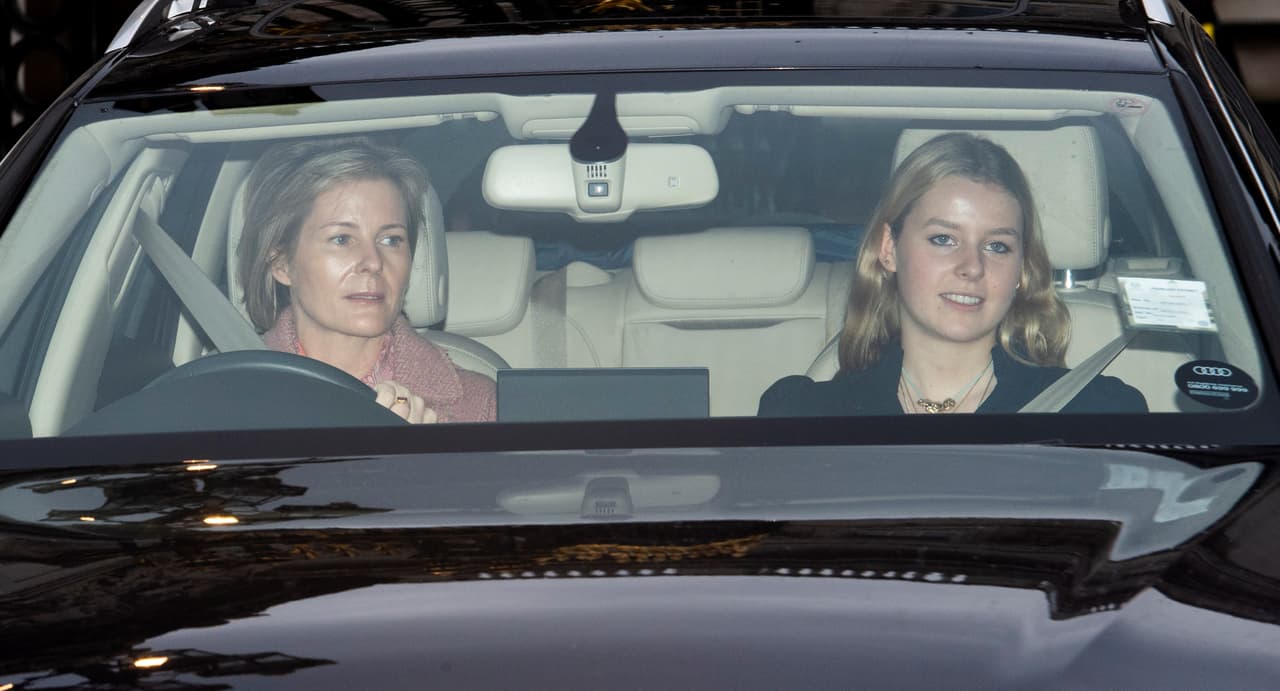 La condesa de Snowdon, Serena Armstrong-Jones (izquierda) y su hija, Lady Margarita Armstrong-Jones, también estuvieron presentes.