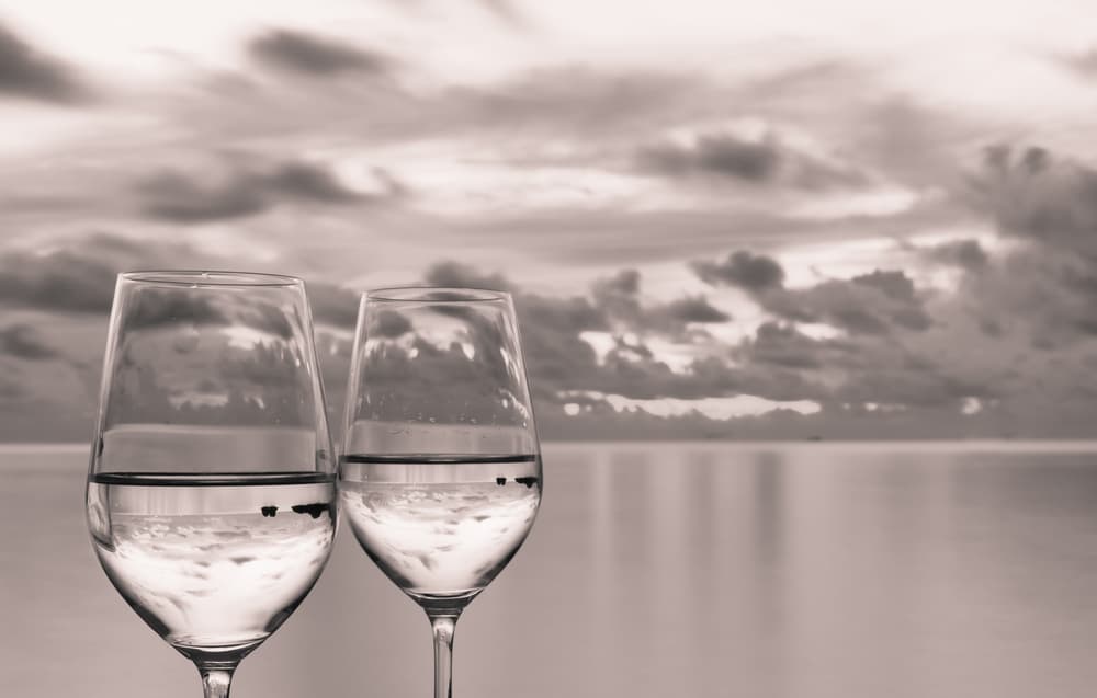 Termina tu oración y deja que la vela se consuma. Dejarás toda la semana ahí mismo la copa con el agua y la clara de huevo.