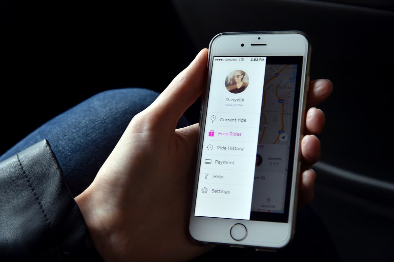 Así también, los usuarios de estas aplicaciones, que se benefician y dependen de los servicios de transporte accesibles, tendrían que buscar otros métodos para llegar a sus destinos.