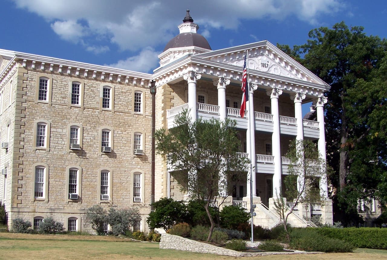 El Austin State Hospital, anteriormente conocido como Texas State Lunatic Asylum, es el centro psiquiátrico más antiguo de Texas.
<br>
<br>Según los informes, más de 3,000 personas están enterradas en los terrenos.
<br>
<br>Aunque los cuerpos de los fallecidos supuestamente fueron exhumados, algunos dicen que muchos de los cuerpos permanecen enterrados en estos terrenos hasta el día de hoy.
