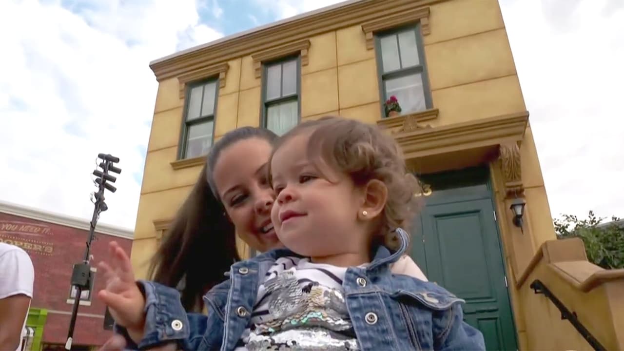 Muy sonriente y atenta, Silvana observaba el colorido desfile lleno de música.