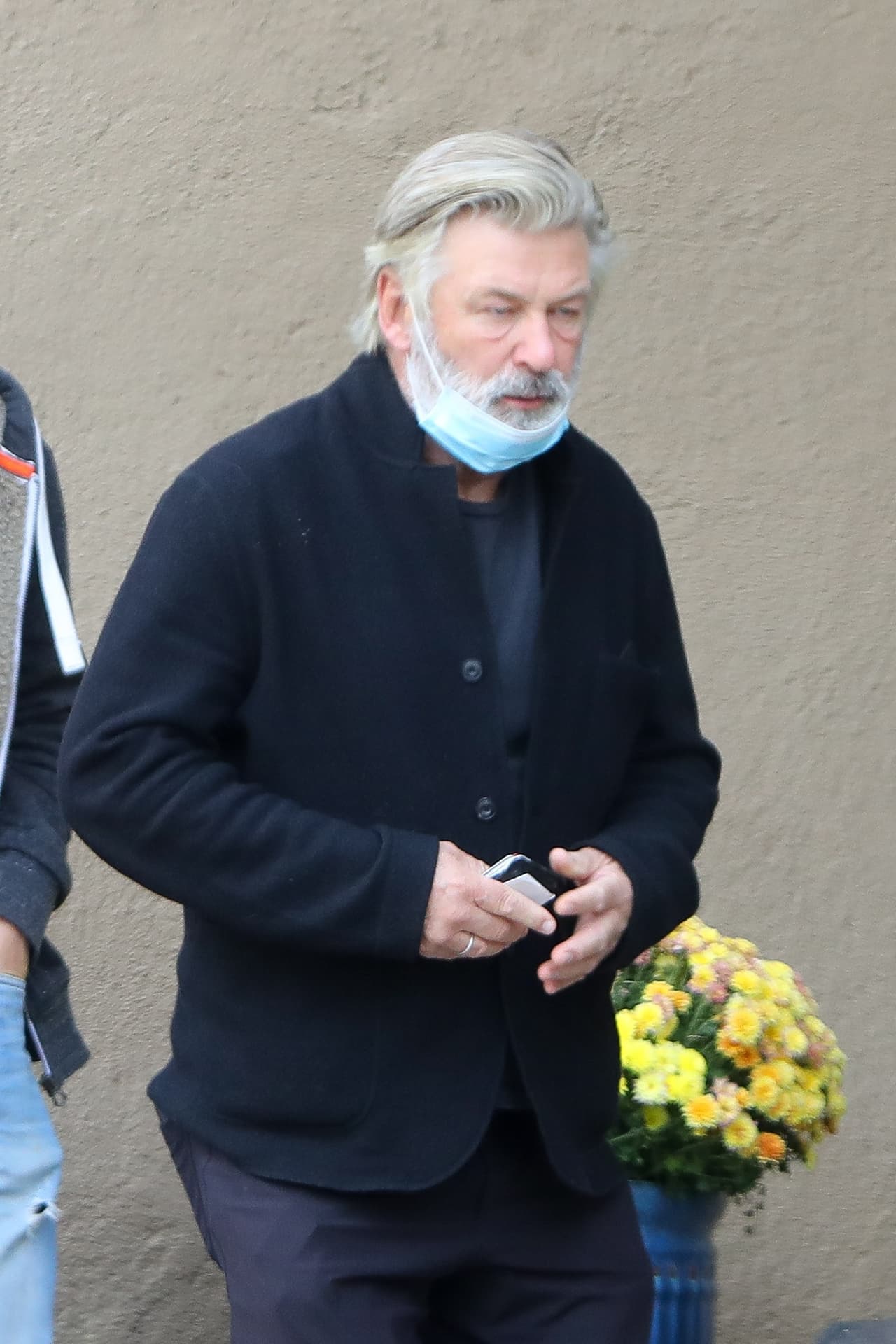 En medio del asombro que ha causado la situación en la que está inmerso 
<b>Alec Baldwin</b> por 
<b><a href="https://www.univision.com/shows/despierta-america/alec-baldwin-podria-enfrentar-cargos-por-la-muerte-de-una-mujer-con-pistola-de-utileria-en-el-set-de-filmacion-video" target="_blank">la muerte accidental</a> </b>que le provocó a Halyna Hutchins, de 42 años, el actor se reunió con la familia de la directora de fotografía en donde se le observó afectado.