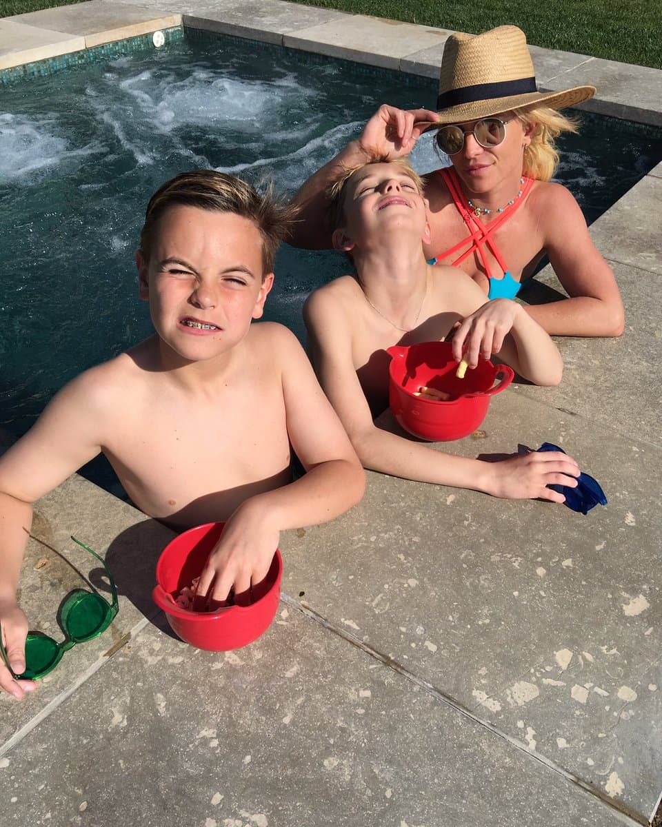 Britney Spears es otra estrella de la música pop que no deja ni un minuto a sus pequeños hijos.