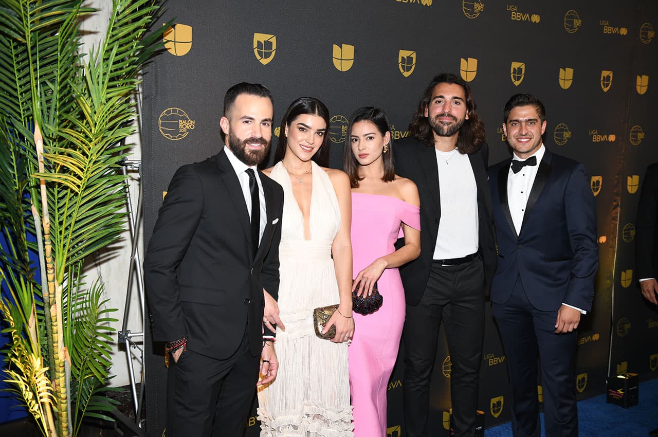 Los invitados especiales brillaron con luz propia en la alfombra azul del Balón de Oro 2019 de la Liga MX celebrado este sábado en Los Ángeles.
