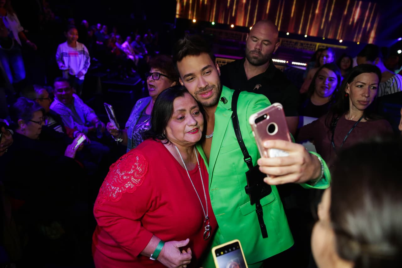 El sencillo y carismático cantante de bachata no perdió oportunidad para tomarse fotos con el público.