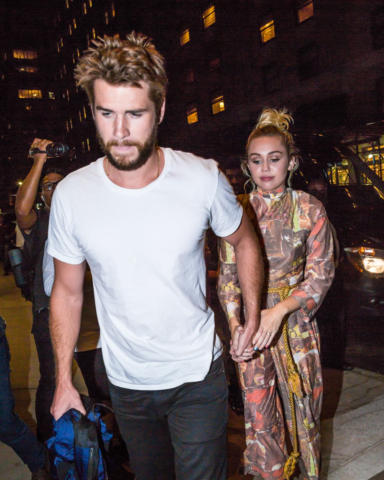 Así, agarraditos de la las manos, Miley y Liam se abrían paso entre los fotógrafos.
