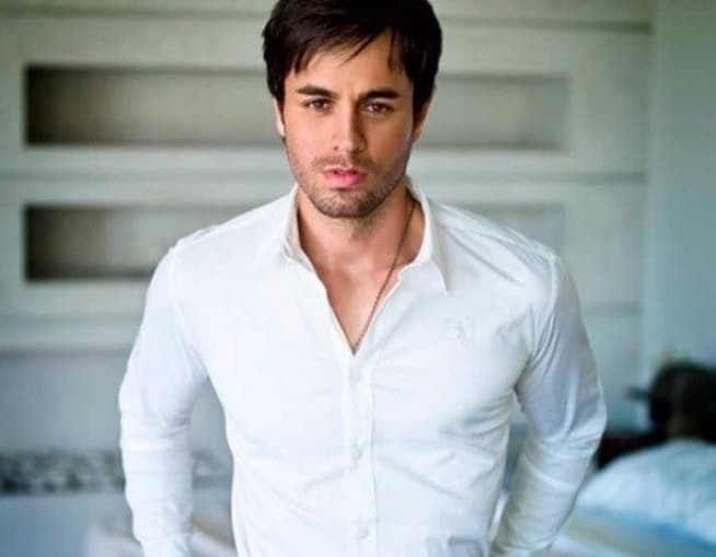 ENRIQUE IGLESIAS. "Te fuiste muy pronto. Tu música continuará inspirando a generaciones venideras. Que descanses en paz David Bowie."