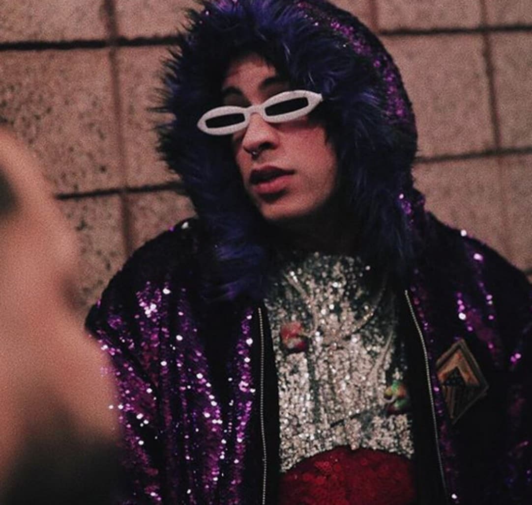 El músico que 
<a href="https://www.univision.com/especiales/premio-lo-nuestro/foto-a-foto-los-nominados-a-premio-lo-nuestro-habra-nueva-reina-del-reggaeton-fotos" target="_blank"><b>no paró de sonar en las radios en 2018</b> </a>cuando participó con Daddy Yankee en el remix de 'Dura', también tiene 'hoodies' llenos de brillo y lentejuelas.