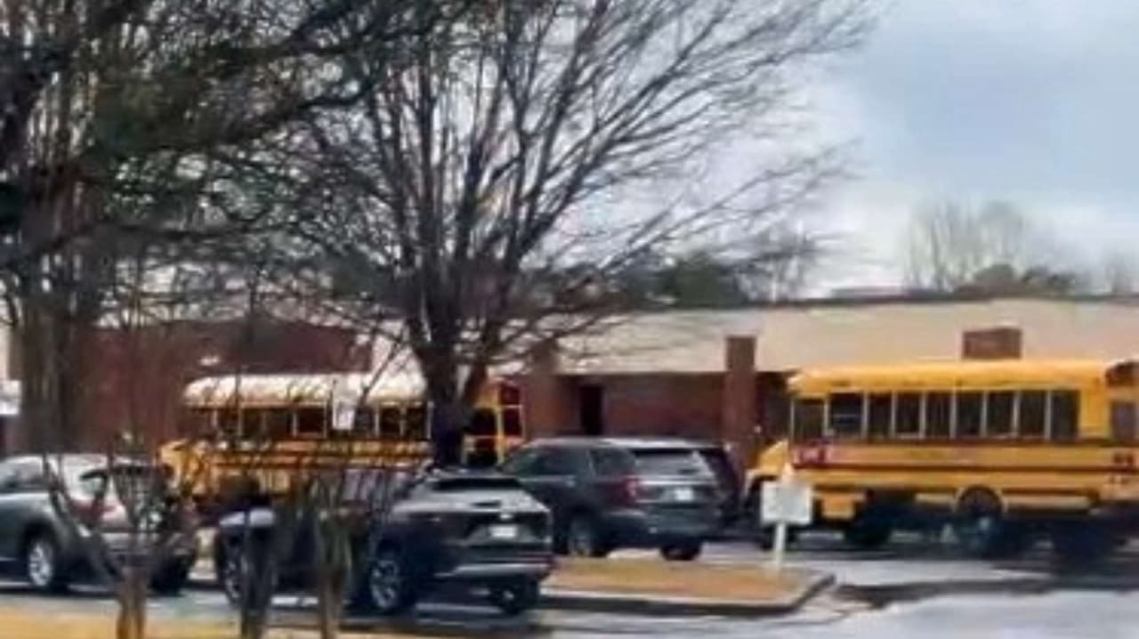 Alarma en primaria de Hall: niño de 8 años lleva arma cargada a escuela de mayoría hispana