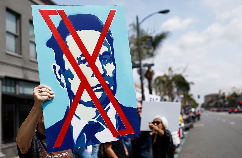  Protestas contra Elon Musk frente a sus 'dealers' Tesla: Los mensajes de repudio en California