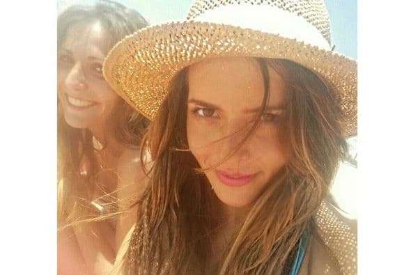 Claudia Álvarez se fue de vacaciones a Europa con una amiga y no dudó en compartir imágenes de su envidiable figura en bikini.