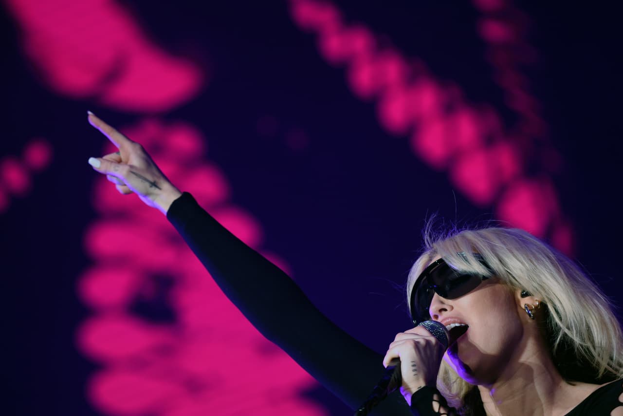 Los 2600 metros por encima del nivel del mar hicieron que el energético show de la artista pasara a convertirse en su set íntimo en el que la cantante compartió con sus seguidores un momento de vulnerabilidad que se convirtió en fuerza.