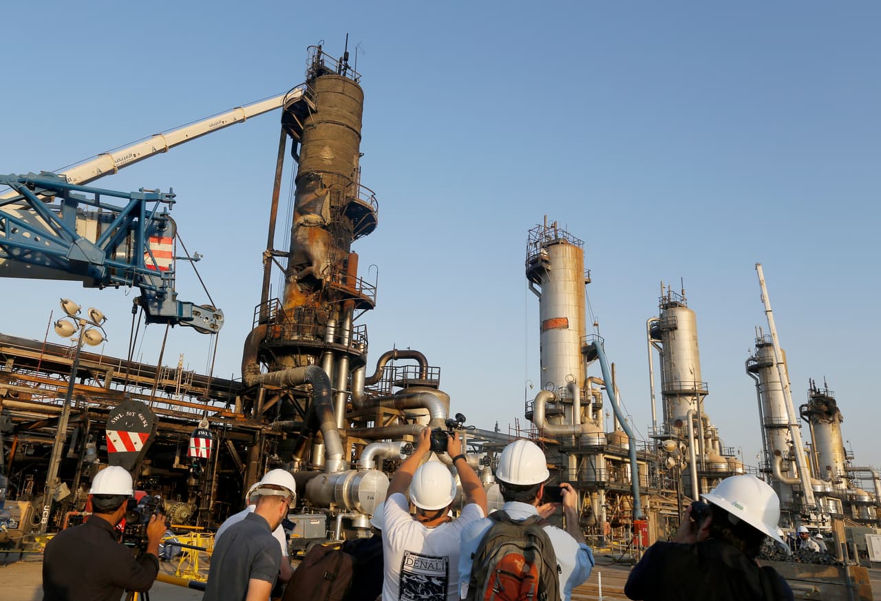 "Si los estadounidenses piensan en algún complot, la nación iraní responderá desde el Mediterráneo, al Mar Rojo y el Océano Índico", afirmó el general Yahya Rahim-Safavi, un importante asesor del líder supremo iraní, según fue citado por la agencia IRNA.