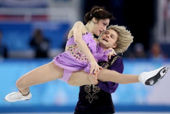 Meryl Davis y Charlie White se han proclamado hoy campeones olímpicos de danza de patinaje artístico en Sochi 2014, una vez disputado el programa libre en el que mantuvieron el liderato que el domingo alcanzaron en el corto. Davis y White, primera pareja de EEUU en ganar un Mundial y que llegaron a Sochi como subcampeones olímpicos, se impusieron en el Palacio Iceberg con 195,52 puntos y un programa largo con música de 'Sherezade", de Nikolai Rimski-Korsakov. Superaron a los defensores del título, los canadienses Tessa Virtue y Scott Moir, que se colgaron la plata con 190,99. El bronce ha sido para la pareja rusa integrada por Elena Ilinykh y Nikita Kapsalapov, con 183,48. Meryl y White llevan 17 años patinando juntos.