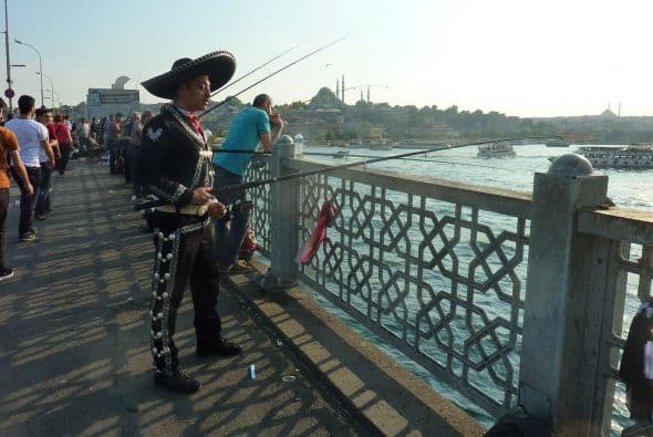 Mariachi pescador. Puente de Galata. Estambul, Turquía. A donde fueres, haz lo que vieres. Pescar sobre el Bósforo, una tradición que Mariachi in Transit no pudo resistir. Foto: Osman Aytekin