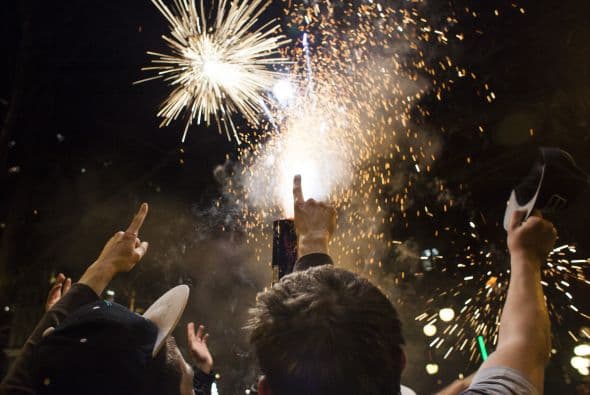 La alegría llegó a su punto más álgido cuando los fuegos pirotécnicos iluminaron la noche en el “downtown” de Seattle.
