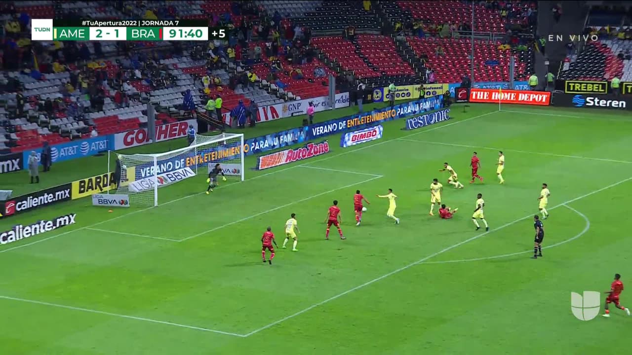 ¡TIRO ATAJADO! disparo por Gabriel Fernández.