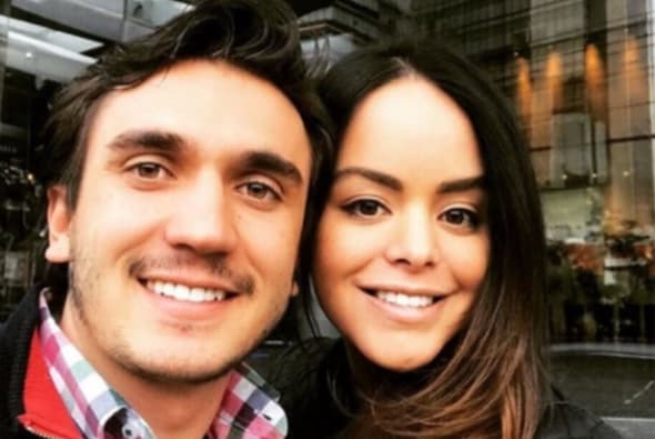 Monserrat tiene 23 años y es la hija menor de Vázquez Mota. Aunque siempre se había mantenido alejada de la prensa, comenzó a llamar la atención desde que apareció junto al actor de 'La familia P. Luche'.