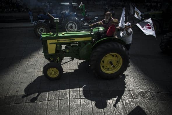 Campesinos mexicanos marcharon abordo de 43 tractores, uno por cada uno de los estudiantes desaparecidos.  