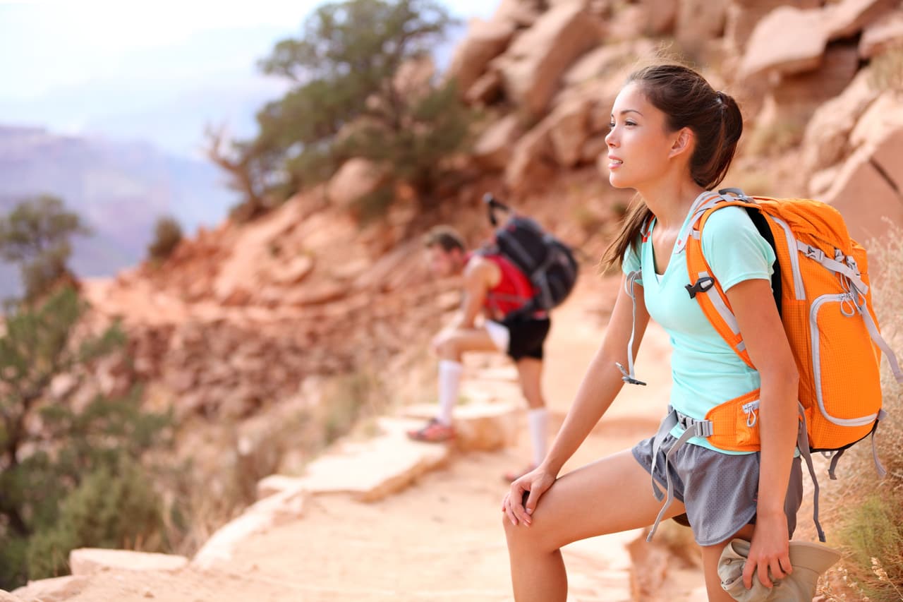 <b>Arizona.</b> Este es uno de los estados más afectados por la pandemia en las últimas semanas. A partir del 10 de julio se retiraron las restricciones para los visitantes pero los que viajan a través del aeropuerto de Phoenix deben usar máscaras. No se puede visitar la Nación Navajo, donde los residentes luchan para detener la propagación del virus. En Arizona hay 864 positivos de covid-19 por cada 100,000 habitantes. 
<br>