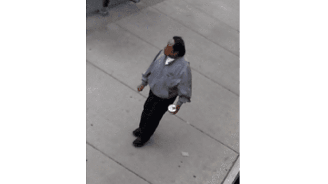 Ha sido descrito como un hombre hispano con un "acento latino".