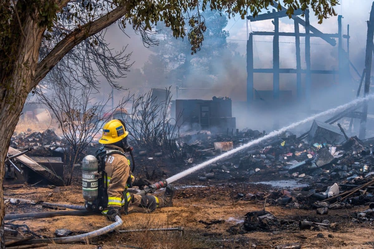 El equipo del Departamento de Bomberos del Condado de Kern fueron alertados por una casa que estaba envuelta en llamas.