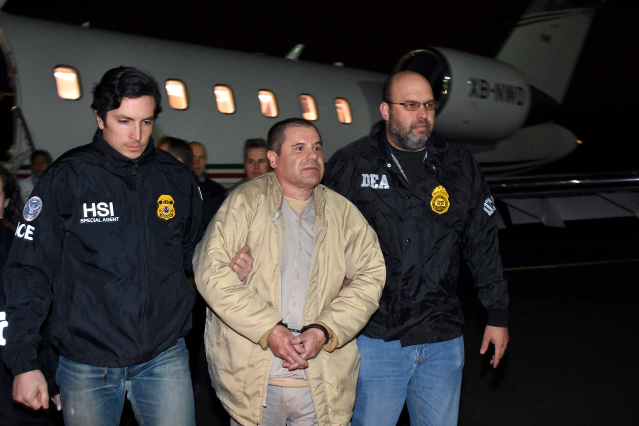 <b>La caída de ‘El Chapo’</b>. Desde finales de la década de 1990 Joaquín Guzmán Loera fue el hombre más buscado por las autoridades mexicanas y estadounidenses. Fue arrestado en 1993 y en 2001 se escapó de la cárcel. Se mantuvo prófugo hasta 2014, cuando fue arrestado de nuevo. En 2015 volvió a escaparse, al año siguiente fue recapturado y 
<a href="https://www.univision.com/noticias/extradiciones/las-primeras-imagenes-de-la-extradicion-de-el-chapo-guzman-a-estados-unidos-fotos"><u>en 2017 fue extraditado a Estados Unidos</u></a>. 
<br>
<br>En 2019 fue declarado culpable por cargos de tráfico de drogas en un tribunal federal de Nueva York y fue condenado a cadena perpetua. 
<a href="https://www.univision.com/noticias/narcotrafico/termina-el-juicio-del-siglo-el-chapo-guzman-es-condenado-a-pasar-el-resto-de-su-vida-en-una-prision-de-maxima-seguridad"><u>El caso es considerado el mayor triunfo judicial desde que el gobierno de este país inició la guerra contra las drogas en 1971</u></a>. 
<a href="https://www.univision.com/noticias/narcotrafico/los-momentos-clave-de-el-chapo-guzman-del-apogeo-a-la-caida-y-extradicion-fotos"><u>Vea aquí las fotos de los momentos clave en la vida de ‘El Chapo’ Guzmán: </u><b>apogeo, caída, extradición y juicio</b></a>
