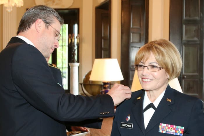 Es mujer, madre de cuatro hijos, esposa y fiel servidora de las fuerzas armadas. Es la primera mujer hispana, nacida y criada en Puerto Rico, en llegar a ocupar el prestigioso puesto. Su misión es continuar rompiendo la brecha y aumentar la presencia de mujeres en la milicia y posciones de poder.