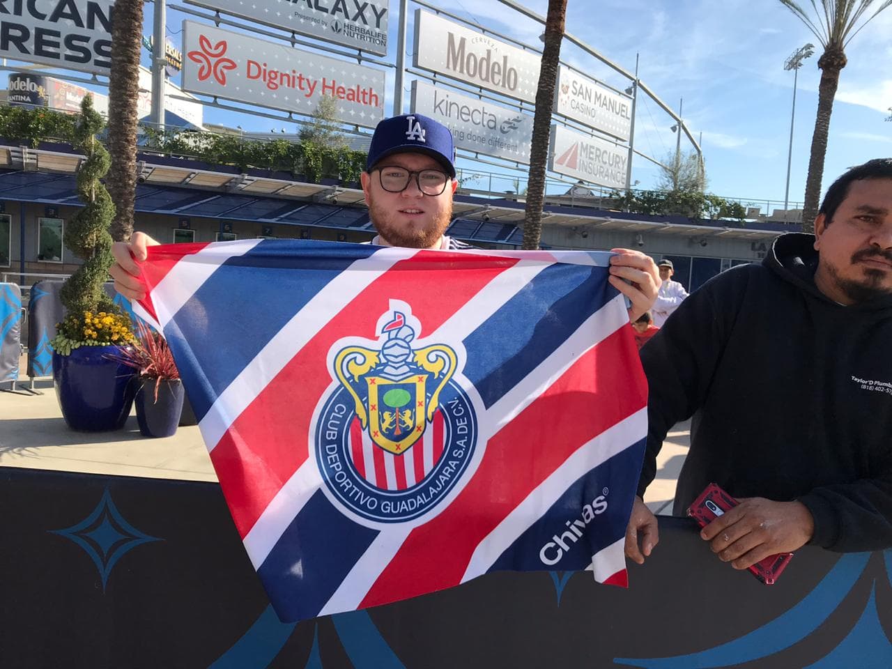 No podía faltar la bandera del equipo de los amores de Javier Hernández: las Chivas.