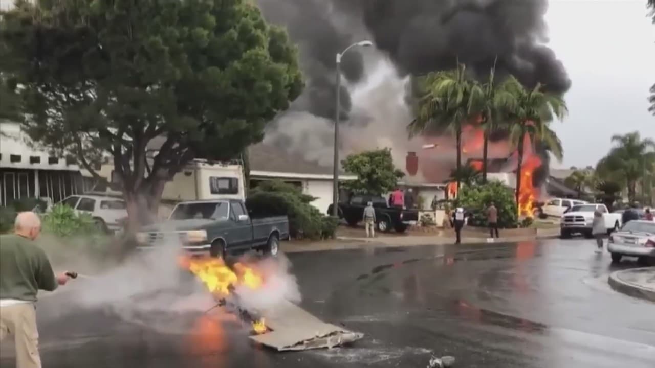 “Era un bola de fuego que caía del cielo”: sube a cinco las muertes por desplome de avioneta en el sur de California