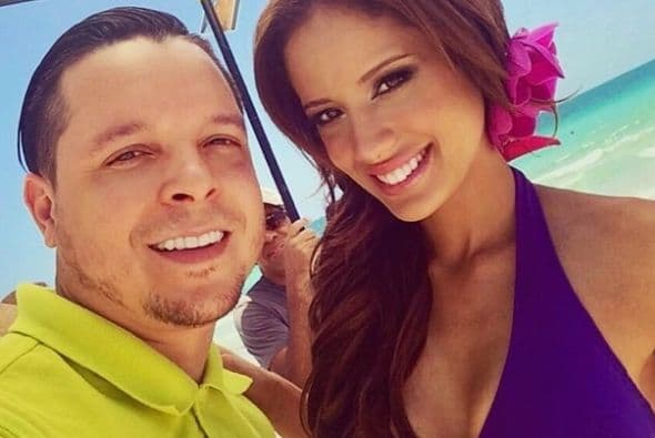 En la playa, luciendo tremendo cuerpazo para una sesión fotográfica.