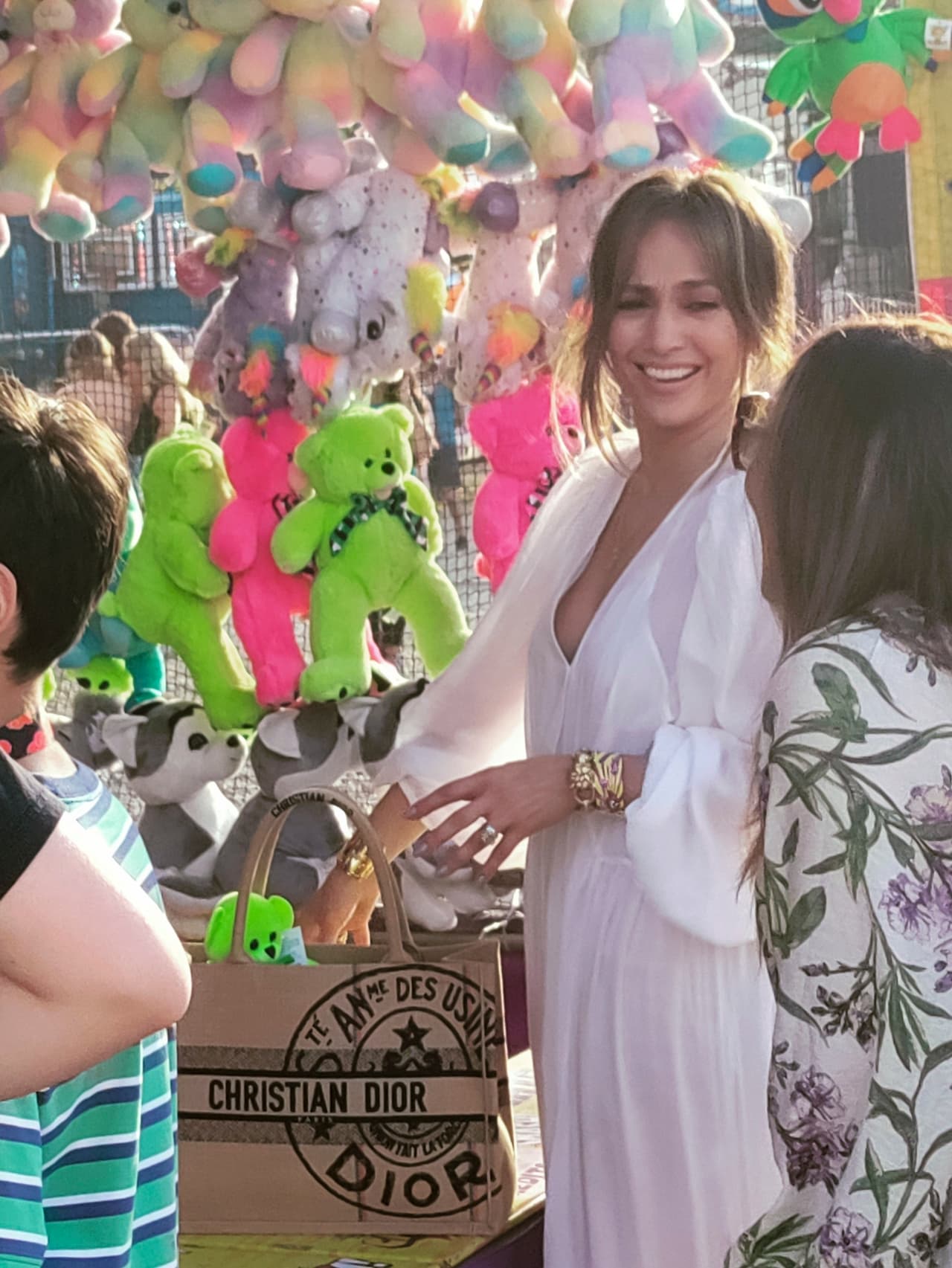 Jennifer López llevaba un vestido blanco vaporoso digno para el cierre del verano. 
<br>