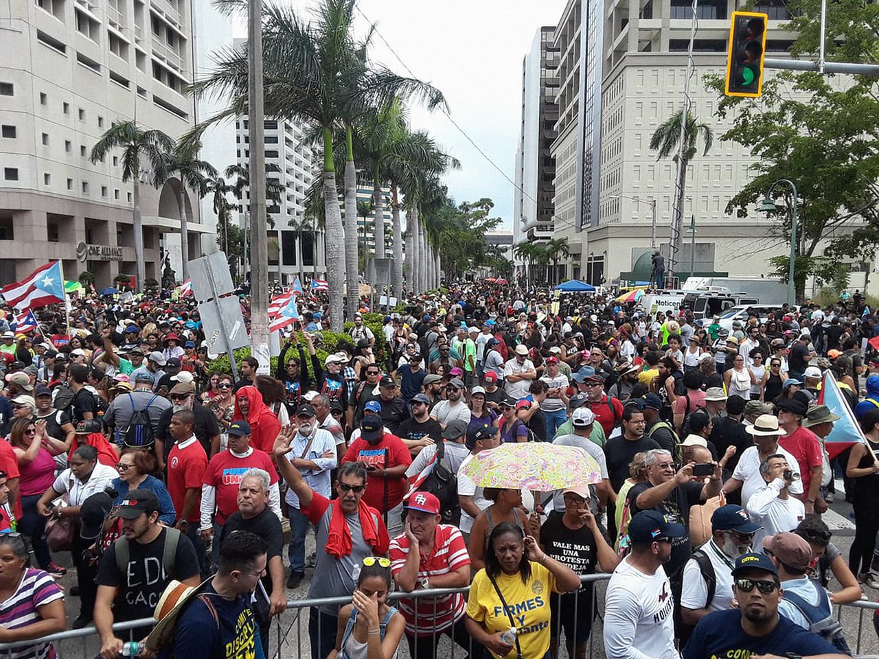 <b>La protesta transcurrió de forma pacífica al inicio,</b> pero se tornó violenta durante la tarde cuando un grupo de personas encapuchadas lanzaron piedras y objetos en un enfrentamiento con la policía, que terminó dispersando a todos con gases lacrimógenos y balas de goma. (Foto del Twitter de la alcaldesa de San Juan, Carmen Yulín Cruz)