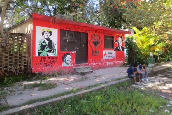 "La casa del activista del 12 de diciembre", dice este mural.