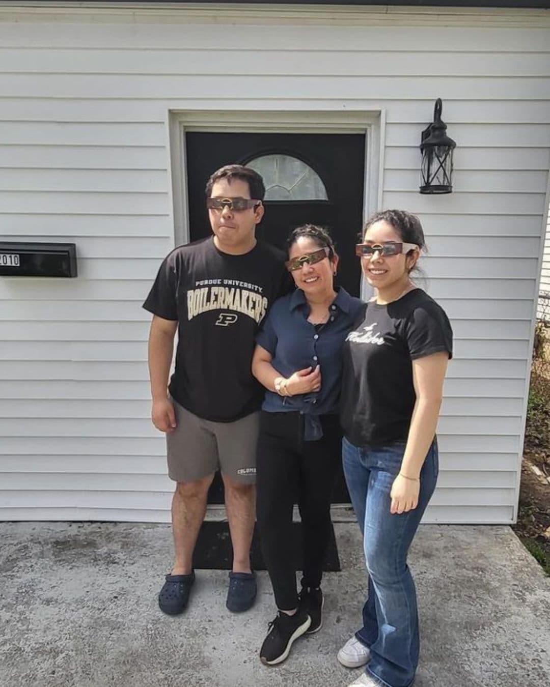 Familia Baltazar se unió y disfrutó del eclipse en Indiana.