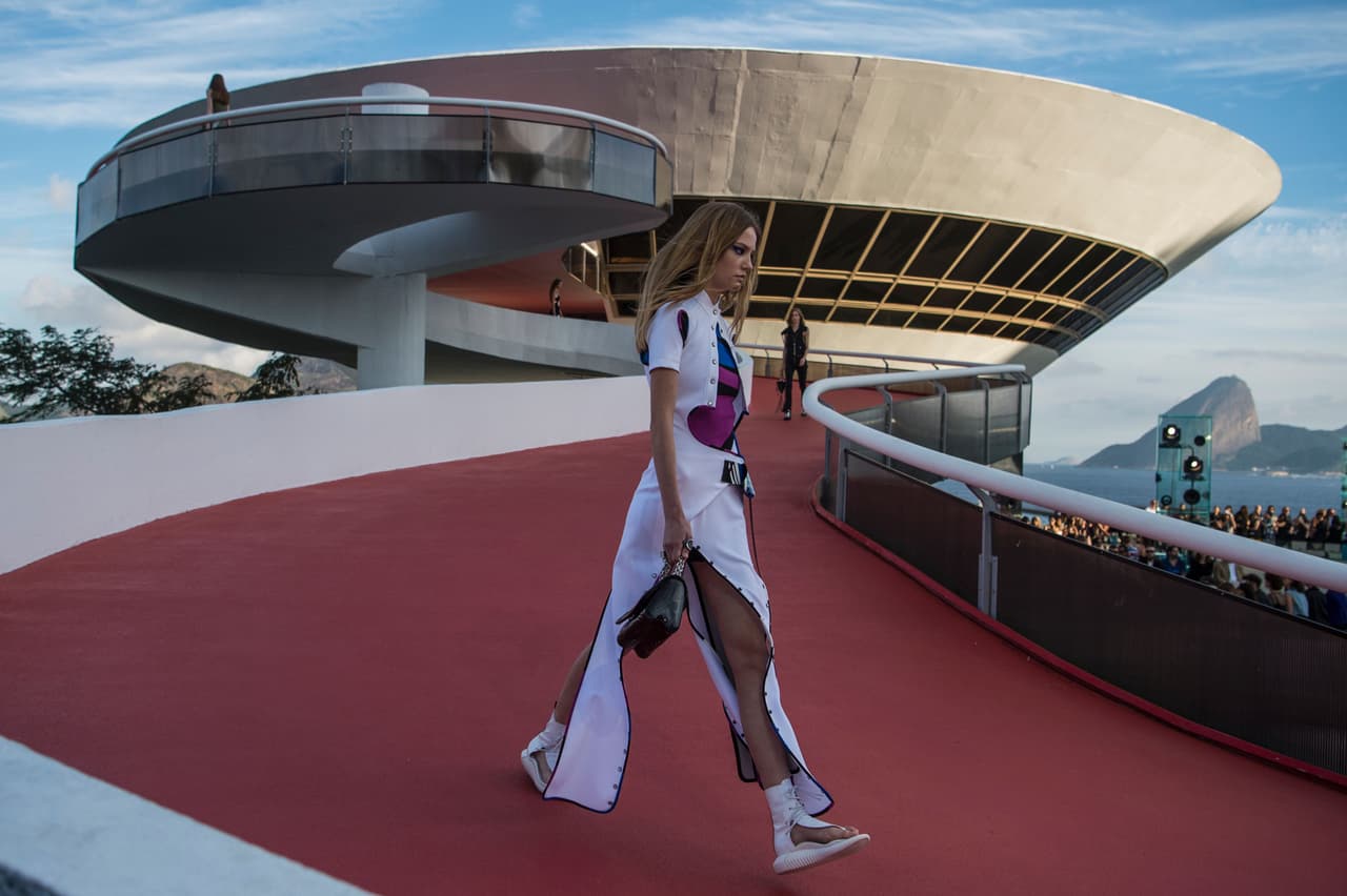 El museo creado por el arquitecto Oscar Niemeyer fue el escenario perfecto para el desfile.