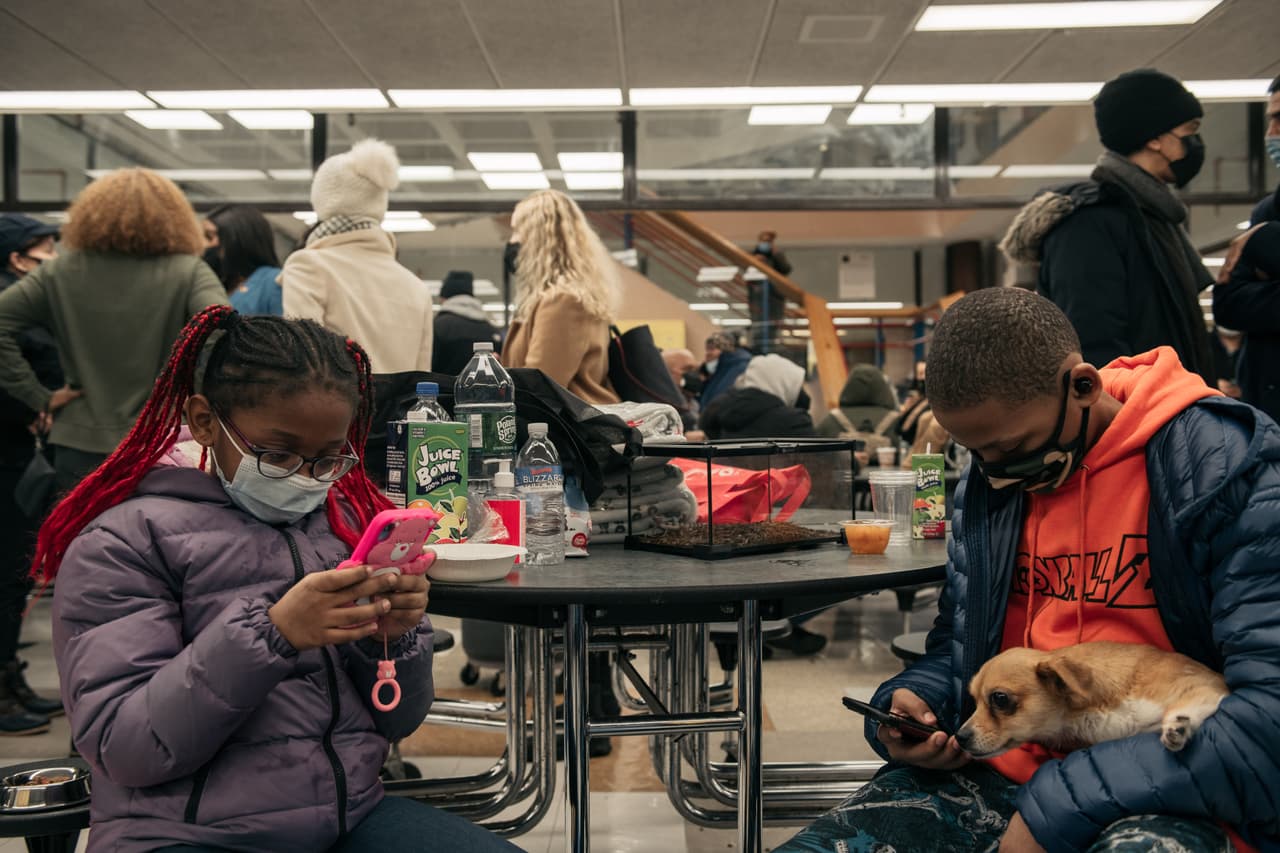Extienden la entrega de comidas para las familias desplazadas por el fatal incendio de El Bronx
