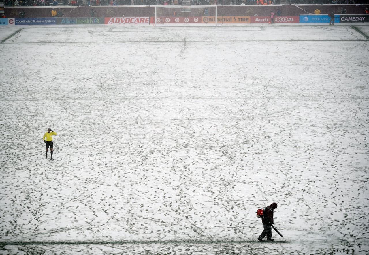 Los comisarios del campo tuvieron que correr la nieve de las líneas de demarcación en el terreno de juego, ya que era imposible verlas, lo que dificultaba el trabajo tanto de los jugadores como de los árbitros.