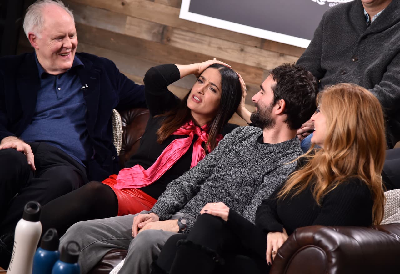 Su auto queda varado ahí, así que la neurótica familia la invita a quedarse a cenar con ellos.