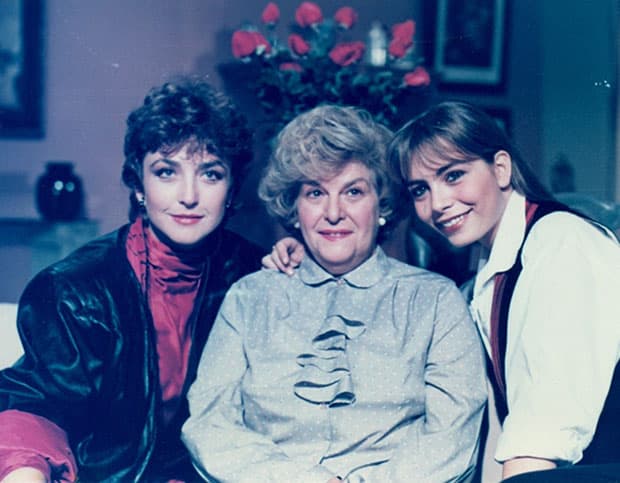 Carmen Montejo, Angélica María y Sasha Sökol fueron estrellas de 'Tres generaciones', que mostraba la vida de una hermosa tercia de mujeres de disttintas edades, bajo el mismo techo: la abuela Carmen, la madre, Laura, y la nieta, Andrea. La serie tuvo éxito entre 1988 y 1991, cuando Sasha dejó el programa.