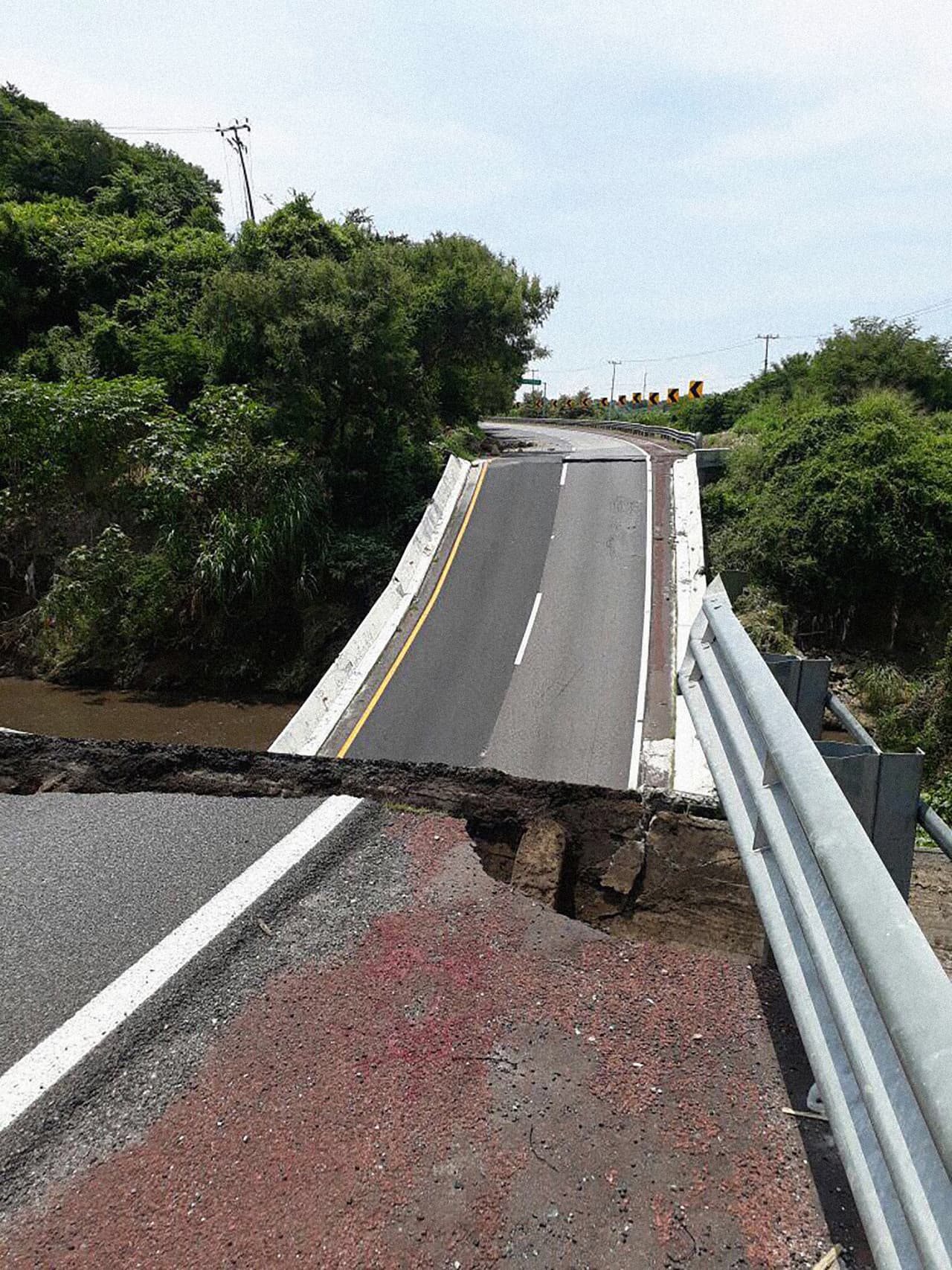 La policía federal mexicana publicó esta fotografía de la ruptura de la Autopista México–Acapulco, que colapsó en el kilómetro 109 donde tuvieron que cerrar el tránsito. Informan que los desvíos están ubicados en los kilómetros 107 y 132.