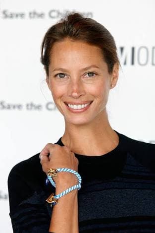 Christy Turlington (1967), de padre estadounidense y madre salvadoreña, es una de las supermodelos originales que causaron furor en los 90. La esposa del actor Edward Burns, sigue dándose el lujo de ir con la cara lavada y lucir espléndida. ¿Su secreto? El yoga.