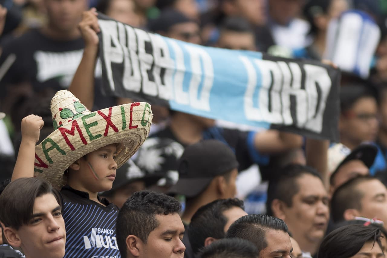 En las gradas, la afición no se olvidó de mostrar su patriotismo hoy 15 de septiembre.