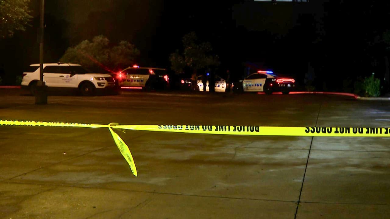 <b>Los equipos tuvieron que esperar a que bajara el nivel del agua para poder acercarse.</b> Cuando finalmente lograron revisar el segundo vehículo, 
<b>encontraron a un hombre adulto sin vida en su interior.</b> Las autoridades no han revelado la identidad de la víctima hasta que su familia sea notificada. Mientras tanto, el Departamento de Bomberos de Dallas recordó a la comunidad
<b> la importancia de no manejar en calles inundadas, especialmente durante la noche o en zonas propensas a encharcamientos.</b>