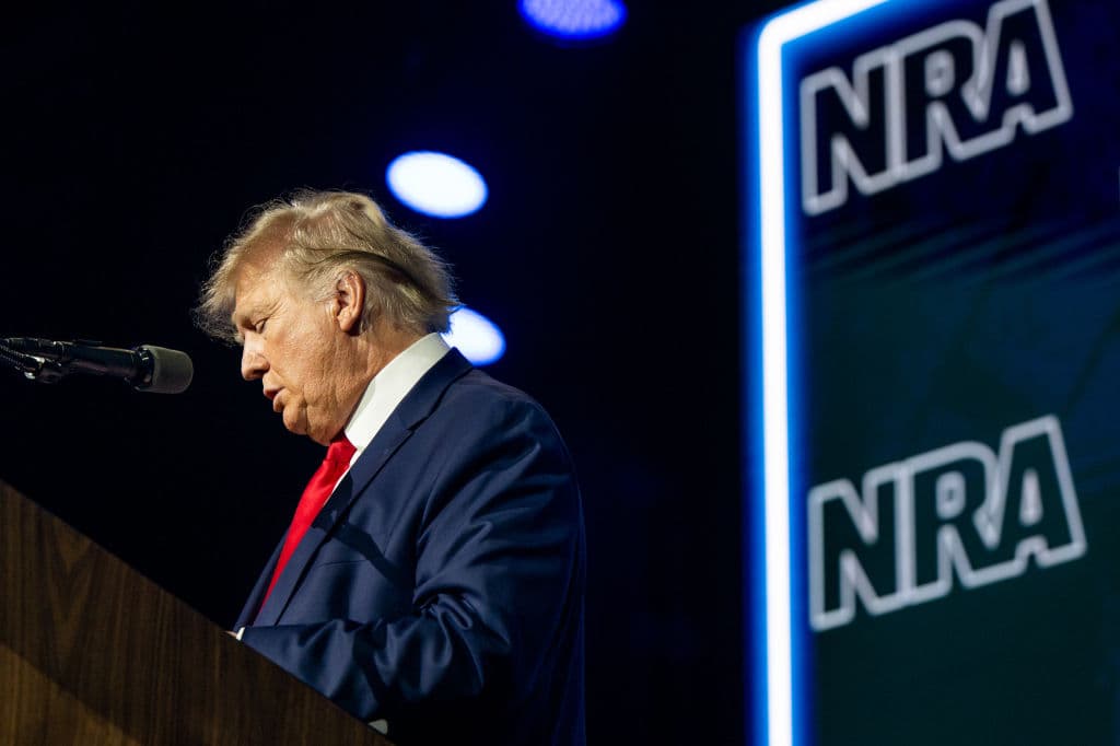 Lo dijeron a la NRA, pero la realidad es otra: aclaramos 5 declaraciones engañosas de Trump y Cruz